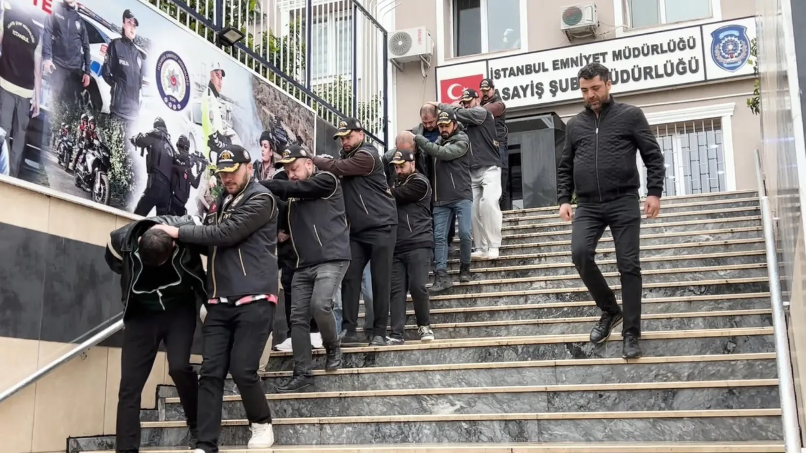 "Uygun fiyata taşıyacağız" dedikleri malları çalan şebekeye operasyon: Onlarca motosiklet, tonlarca ketçap çalmışlar!