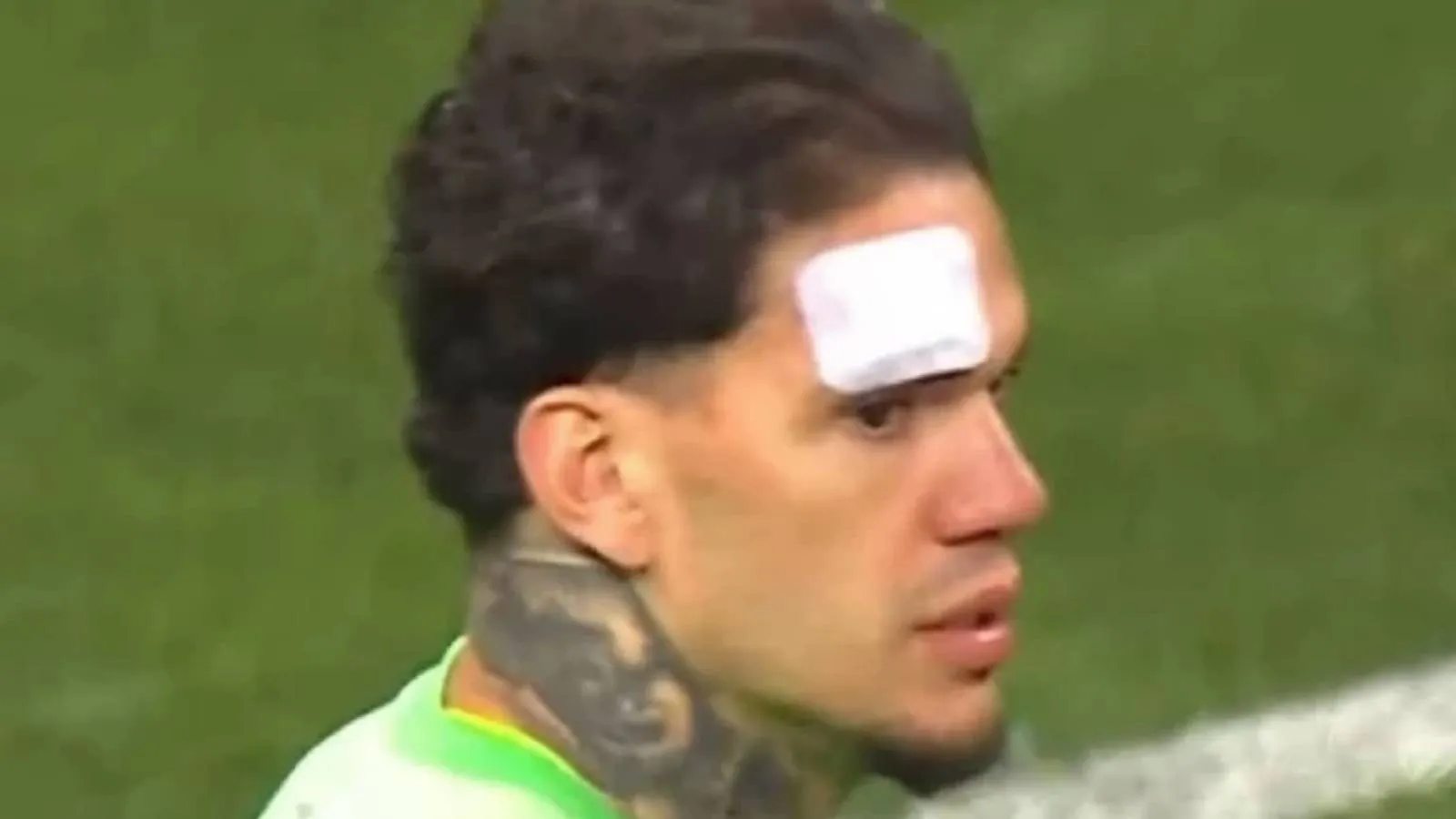 Ederson'a yabancı madde atan taraftara men cezası