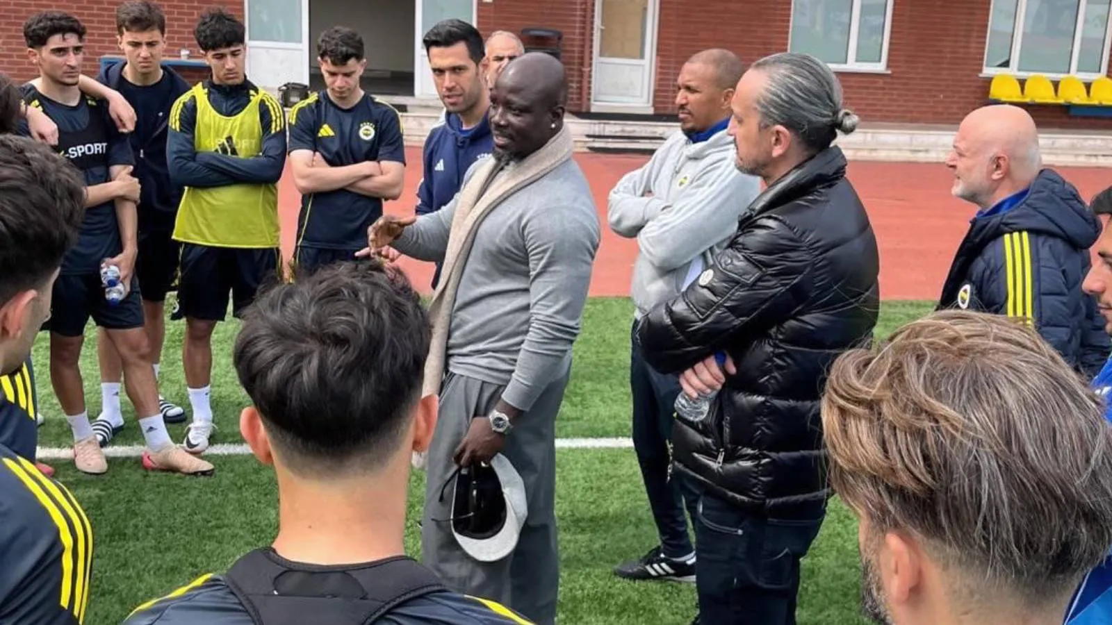 Eski Fenerbahçe efsanesi Appiah, sarı-lacivertlilerin futbol akademisini ziyaret etti