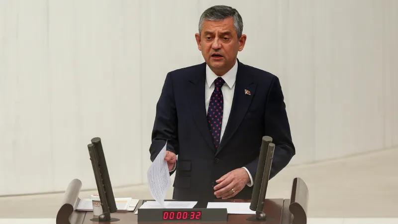 Özgür Özel “Ara seçim zamanı gelmiştir, sandık anayasal zorunluluktur” dedi, “mutlak butlana" karşı net mesaj verdi: Biz boynumuzu veririz ama boyun eğmeyiz