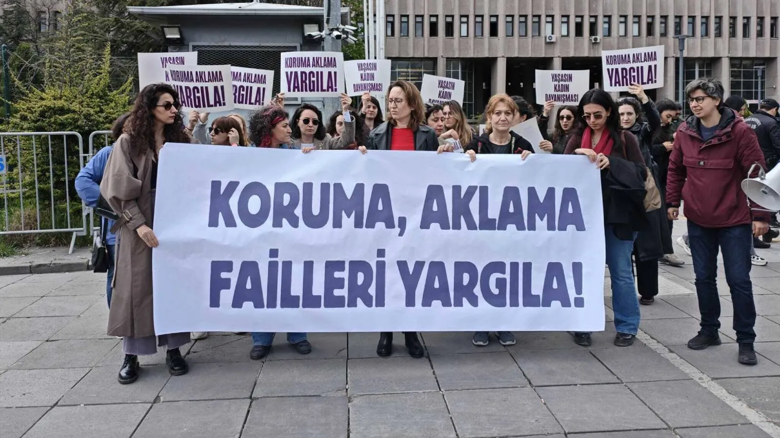 "Uyuşturucu ihbarı var" diyerek evine girdiği kadına cinsel saldırıda bulunduğu iddia edilen polis, tutuklu kaldığı süre göz önünde bulundurularak tahliye edildi