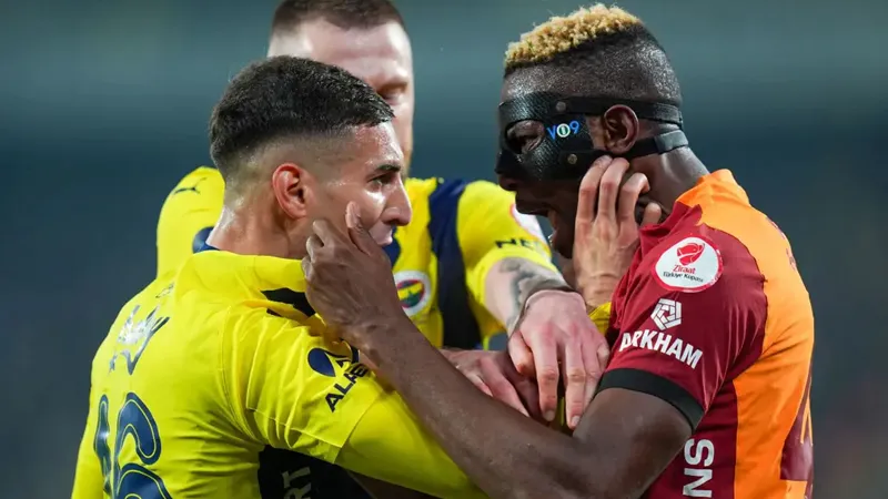 Galatasaray-Fenerbahçe derbisinde kartlar havada uçuşuyor