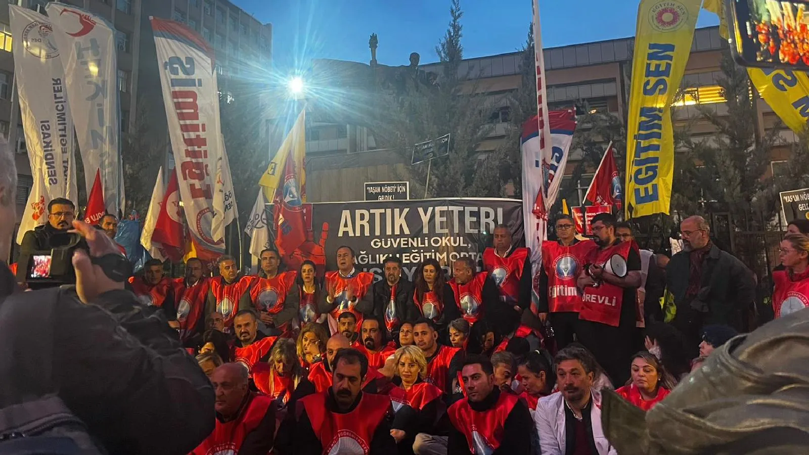 Öğretmenlerden Milli Eğitim Bakanlığı önünde "yaşam nöbeti"; "Yusuf Tekin istifa" sloganları