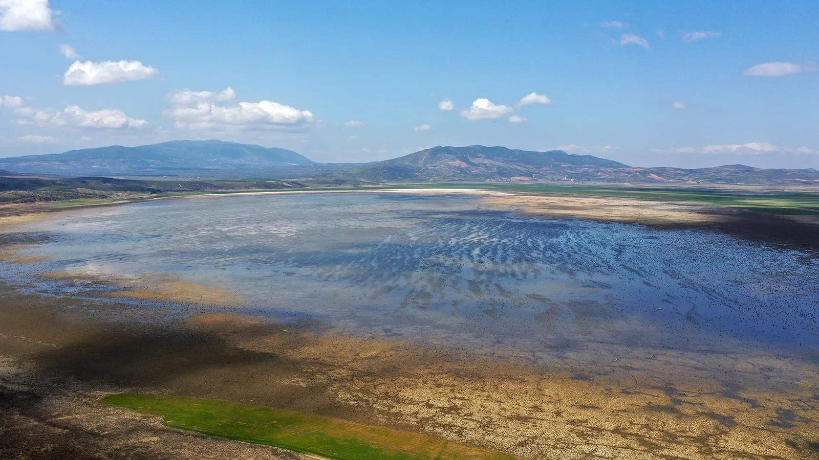 Marmara Gölü kuraklıkla karşı karşıya: Bölge halkı, ya bizim köyümüzü de kalkındırsınlar ya da bu köyü haritadan silsinler dedi