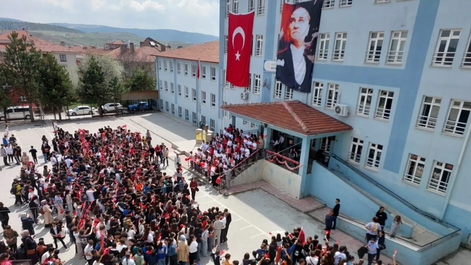 Okul tuvaletinde kurusıkı tabanca ve tehdit notu bulundu: Soruşturma başlatıldı!