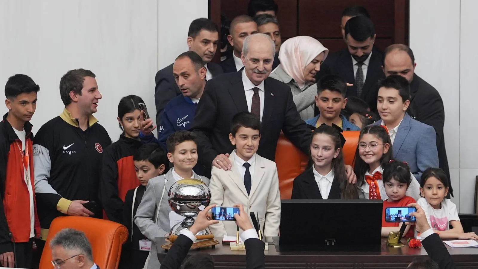 TBMM çocuk özel oturumunu 6. sınıf öğrencisi İnci Yıldız Şentürk yönetti: Biz çocuklara düşen en önemli vazife birbirimize daha sıkı sarılmak