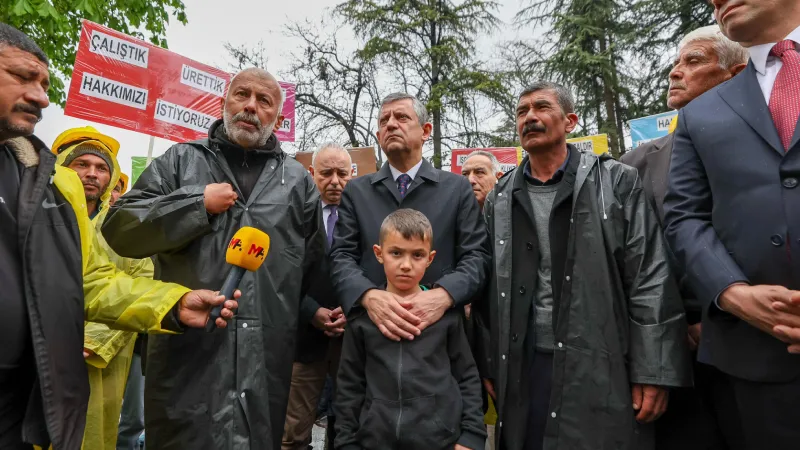 Özgür Özel'den ödenmeyen hakları için açlık grevi başlatan madencilere destek ziyareti: Halkın iktidarı geldiğinde Türkiye işçi sınıfı örgütlenecek, herkes söke söke hakkını alacak