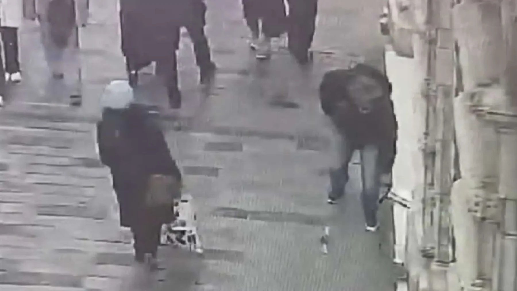 Beyoğlu’nda kaldırımda unutulan bez çantayı çaldığı belirlenen şüpheli tutuklandı