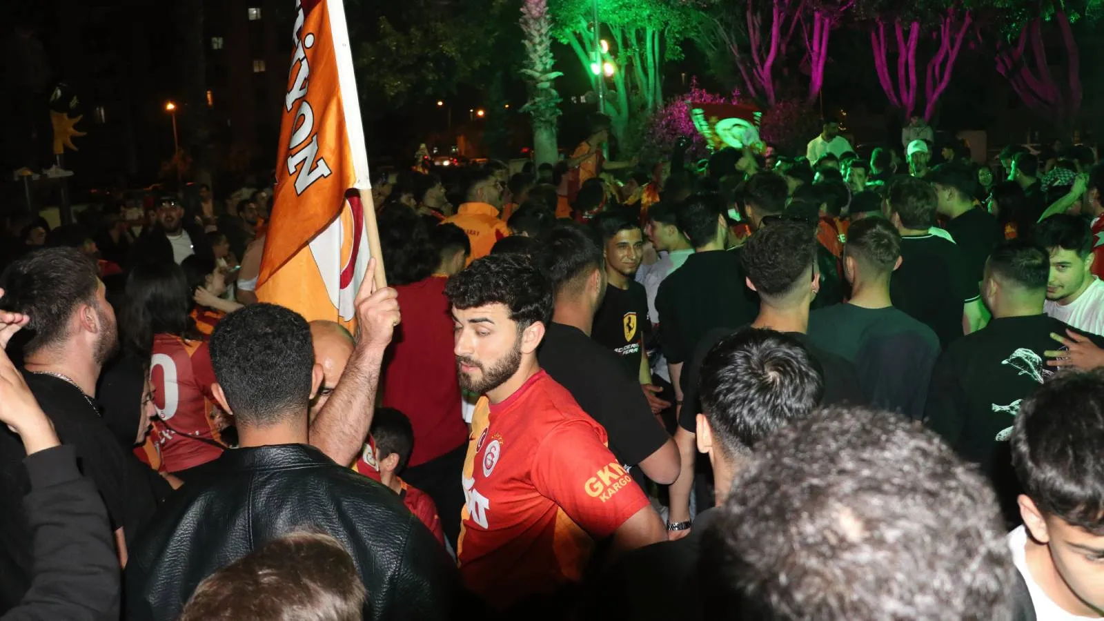 Antalya'da derbi zaferi kutlamasında Galatasaray taraftarı bıçaklı saldırıda yaralandı