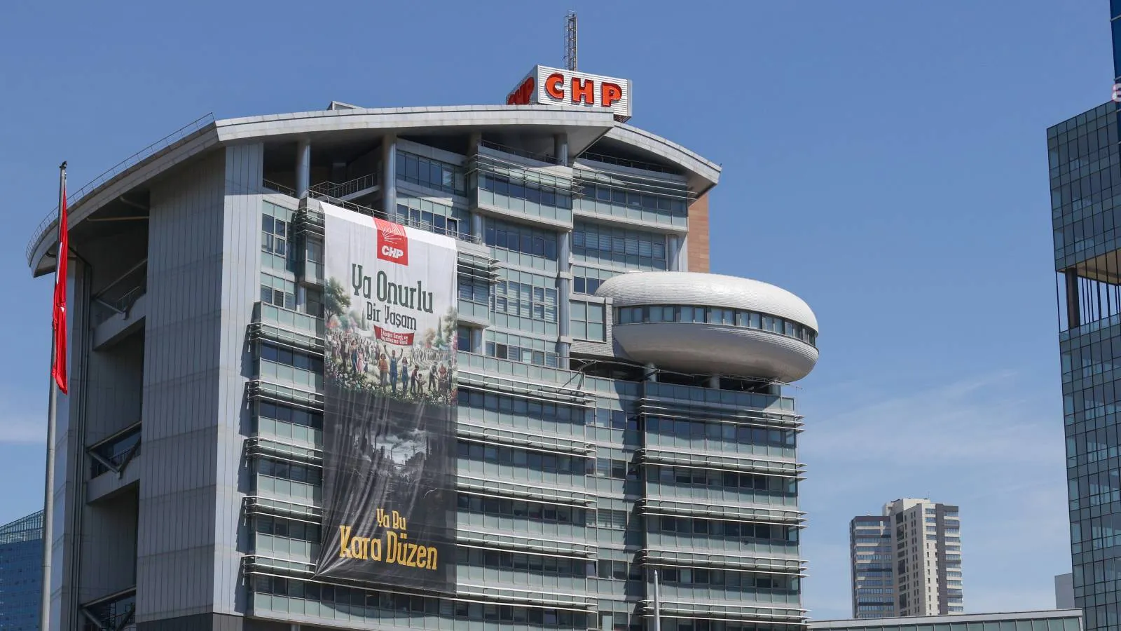 CHP Genel Merkezi’ne 1 Mayıs afişi asıldı: Ya onurlu bir yaşam ya bu kara düzen!