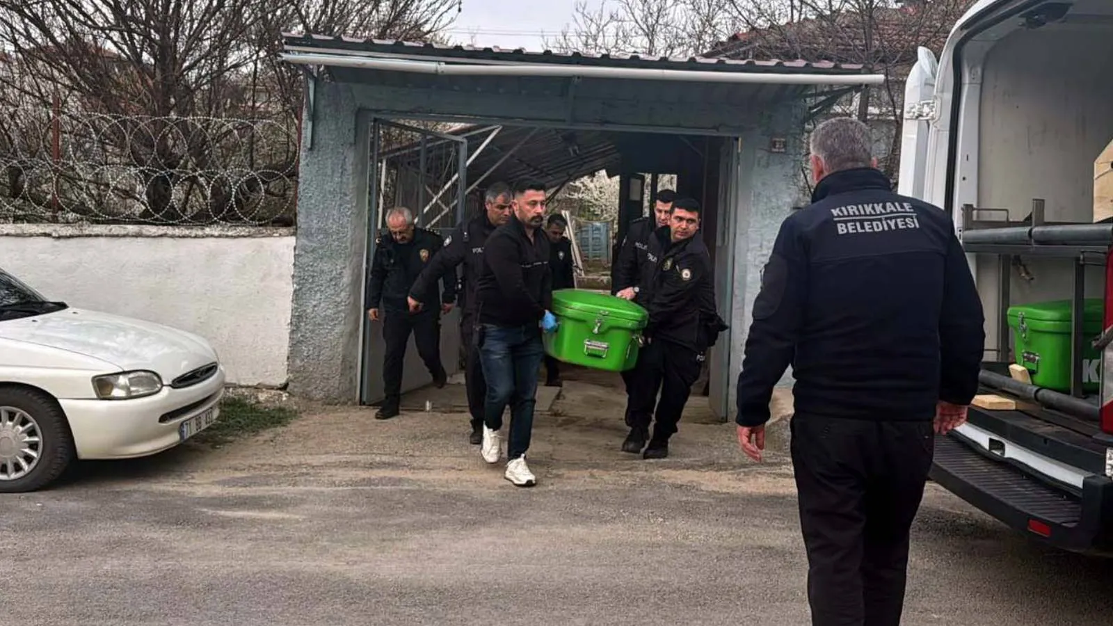 İki kardeş, annelerini dövdüğünü iddia ettikleri babalarını baltayla öldürdü