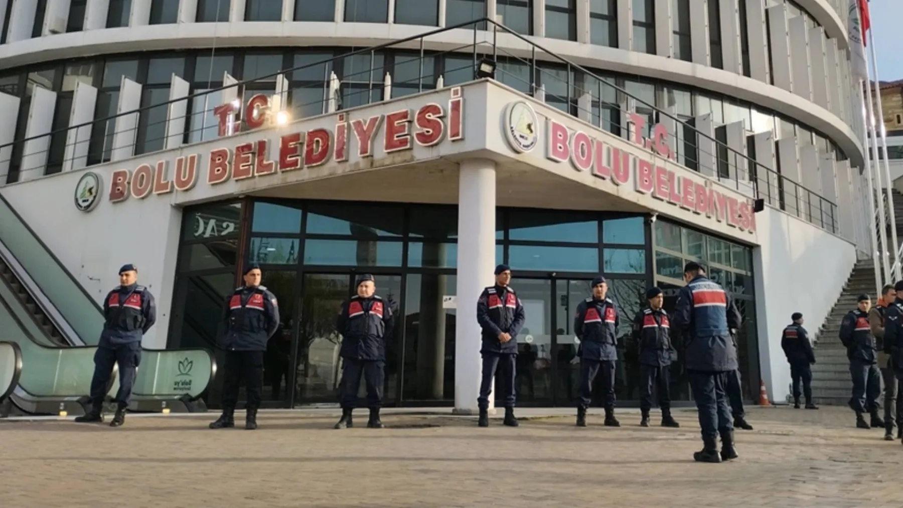 Bolu Belediyesi’ne operasyon: Jandarma ekipleri binada arama yaptı, üç kişiye gözaltı!