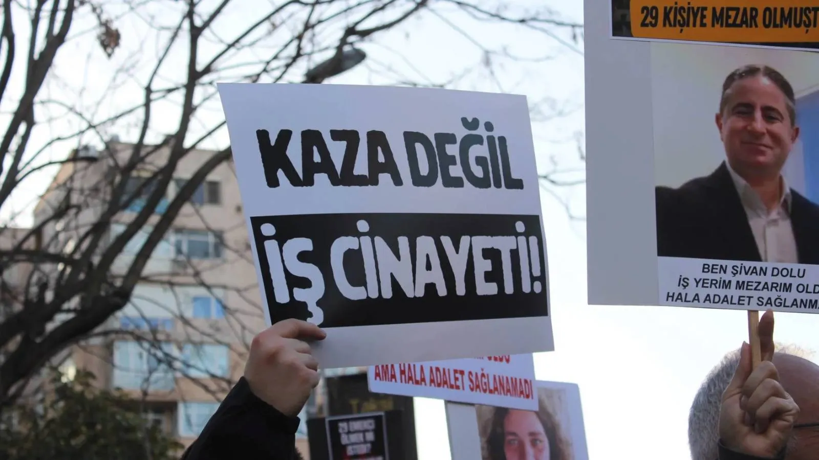Gayrettepe yangınının 2. yılında kayıp yakınları bir araya geldi: Cumhurbaşkanı'na, Adalet Bakanı'na sormak istiyorum, neden biz sosyal medyada adalet arıyoruz?