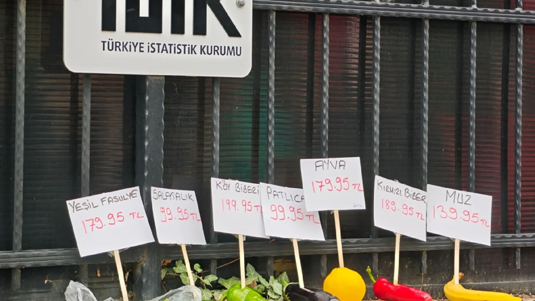 Birleşik Kamu-İş'ten TÜİK önünde enflasyon eylemi: Bina önüne sebze-meyve fiyat etiketleri bırakıldı