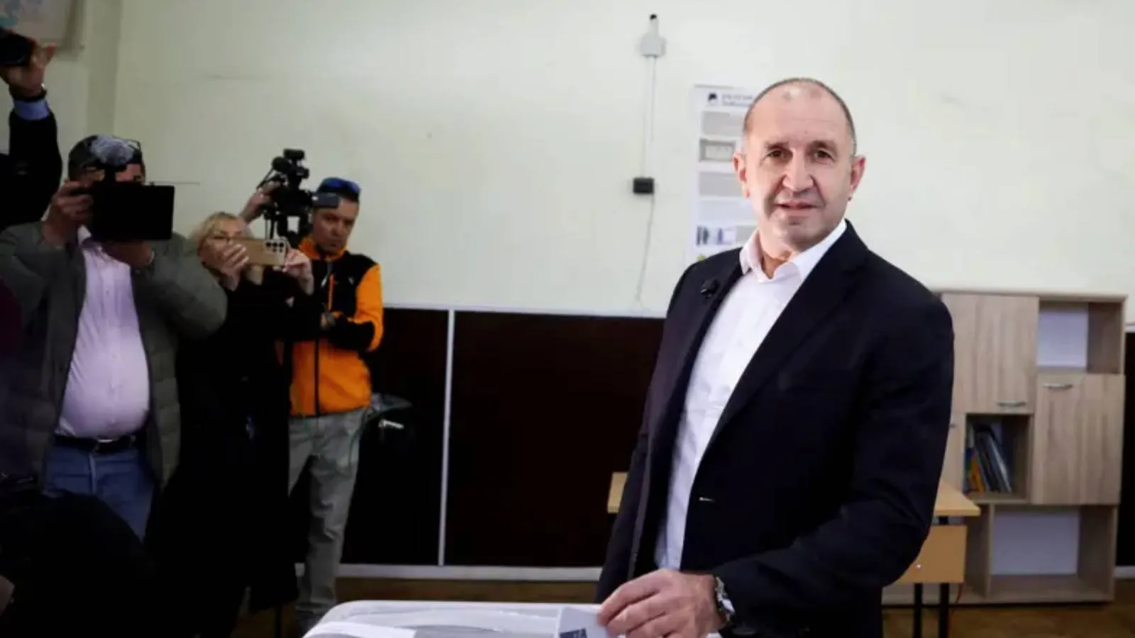 Bulgaristan'da genel seçimi açık farkla kazanan Rumen Radev kimdir?