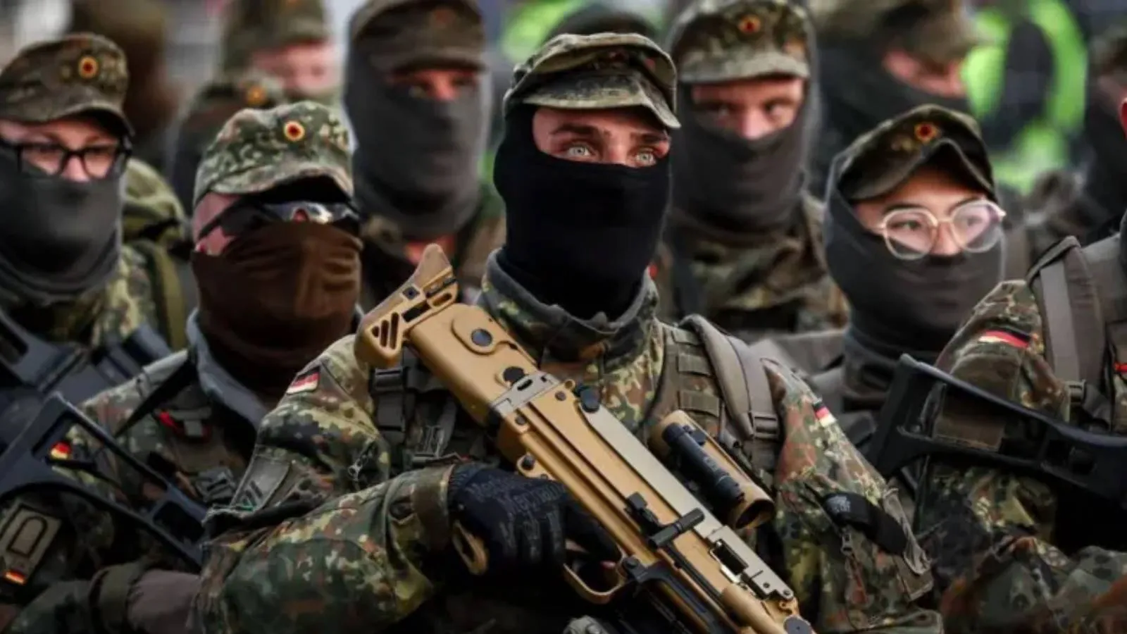 Almanya'da 45 yaş altındaki erkeklerin yurtdışında uzun kalması için askeri onay gerekecek