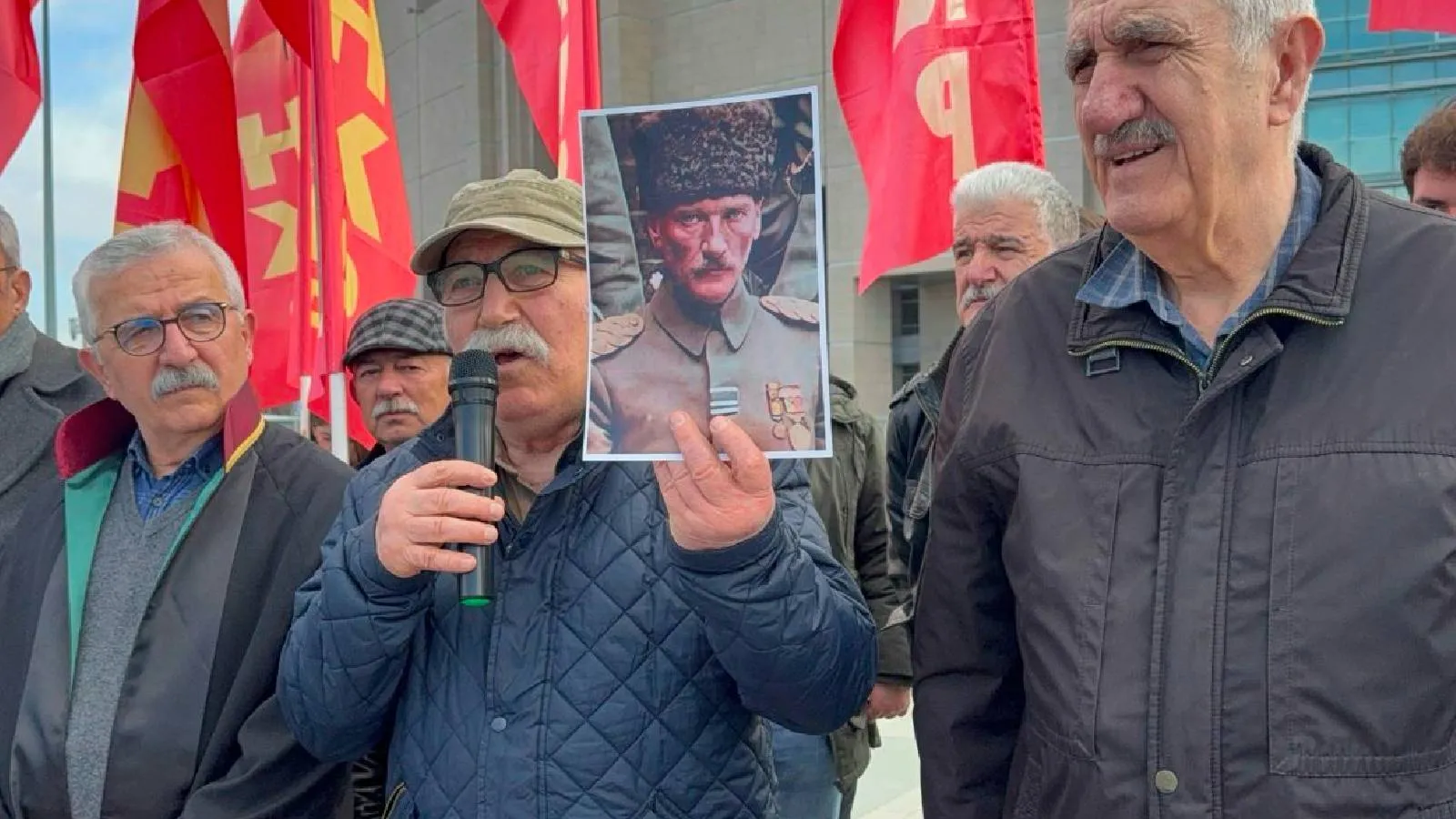 Ev hapsindeki HKP Genel Başkanı Nurullah Efe'ye "Cumhurbaşkanına hakaret" gözaltısı