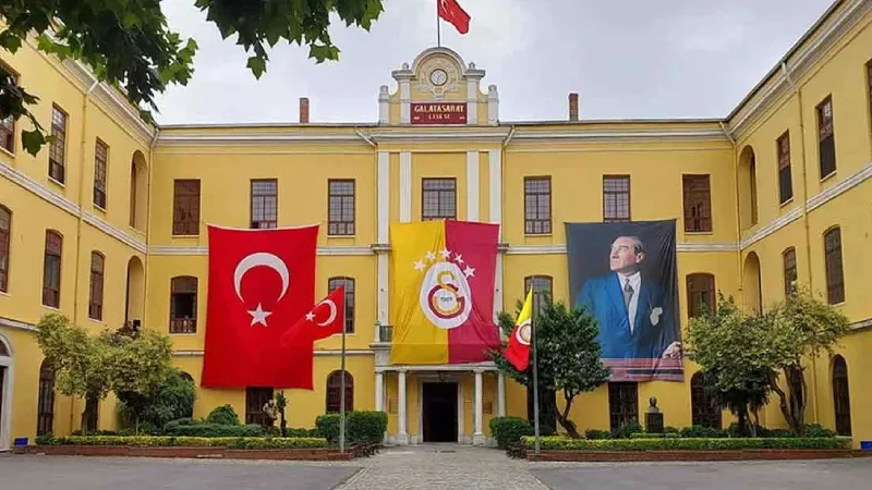 Galatasaray Lisesi'nde teneffüs zili "Fener ağlama" oldu