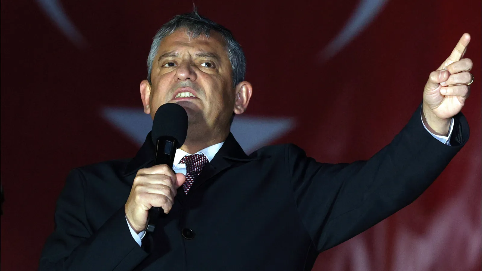 Özgür Özel'den Erdoğan'a Mustafa Bozbey tepkisi: Özel'den Erdoğan'a Mustafa Bozbey tepkisi: AK Parti şantajına teslim olmadığı için gözaltında; şeytana uyarsan milleti karşına alırsın!