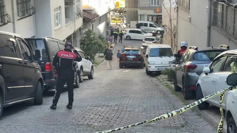 Kağıthane'de parkta uyardığı gençlerin saldırdığı polis ateş açtı, kaldırımdaki berber vuruldu!