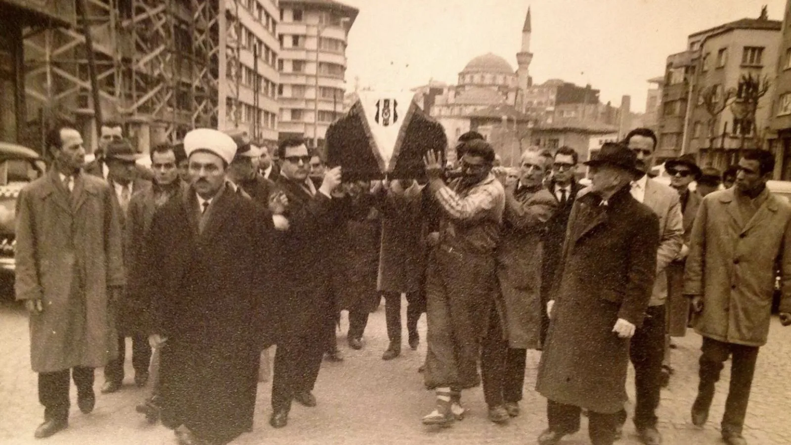 Top yuvarlak olsa da saha dikdörtgendir!