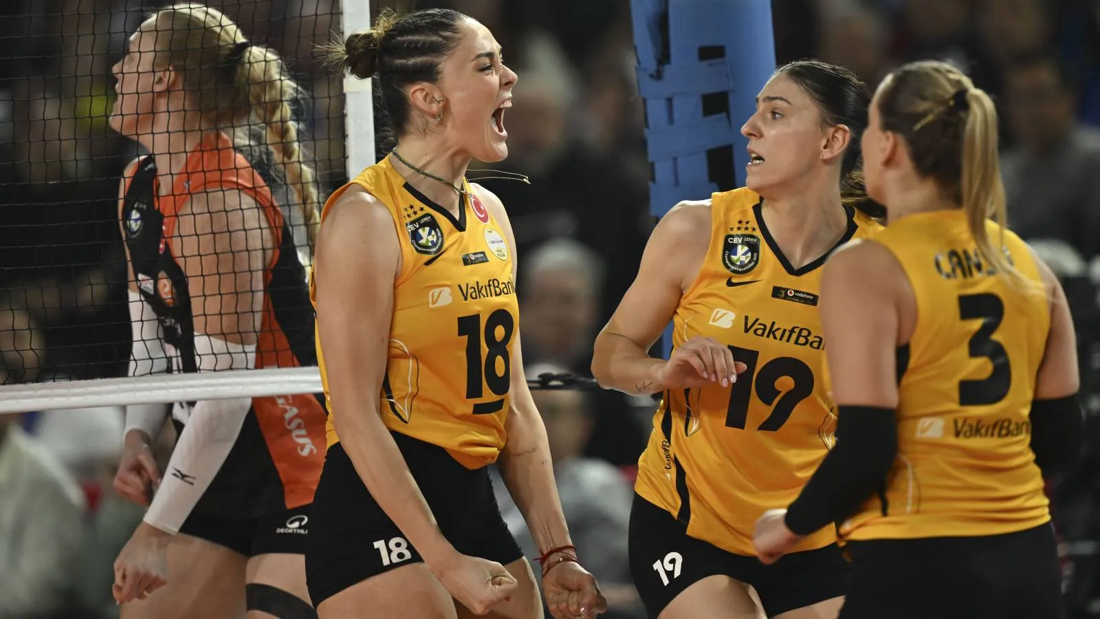 VakıfBank, Eczacıbaşı'nı geçerek Fenerbahçe Medicana'nın rakibi oldu