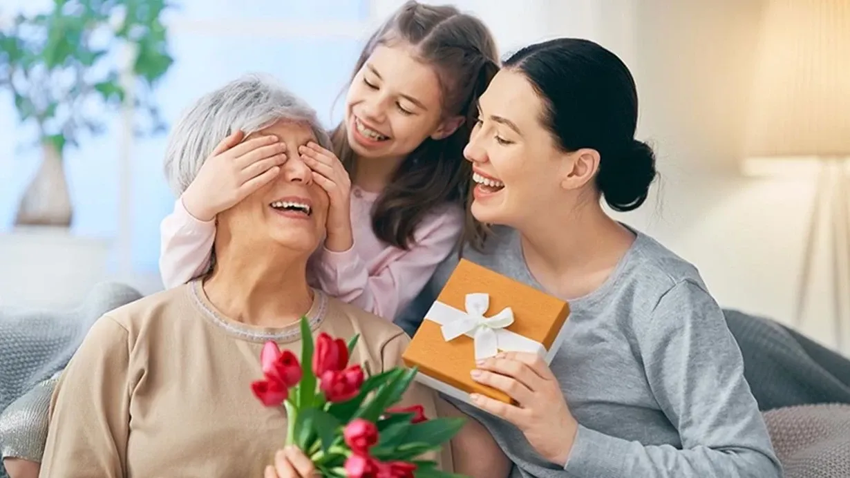 Anneler Günü araştırması: Her 10 kişiden 9’u annesine hediye alıyor