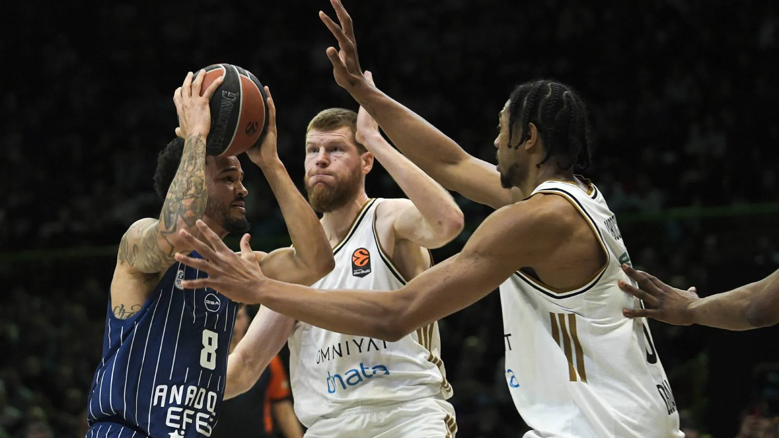 Anadolu Efes, Dubai Basketbol'u farklı geçti; EuroLeague'de üst üste ikinci galibiyetini aldı