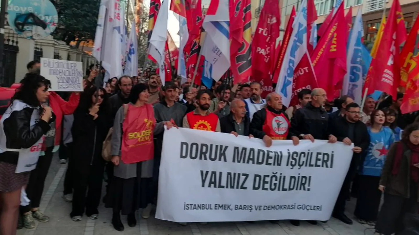 Doruk Madencilik işçilerine Kadıköy'den destek: Polonez’i hatırlayın, Migros Depo direnişini hatırlayın; açlıkla sınanan madenciler kazanacak!