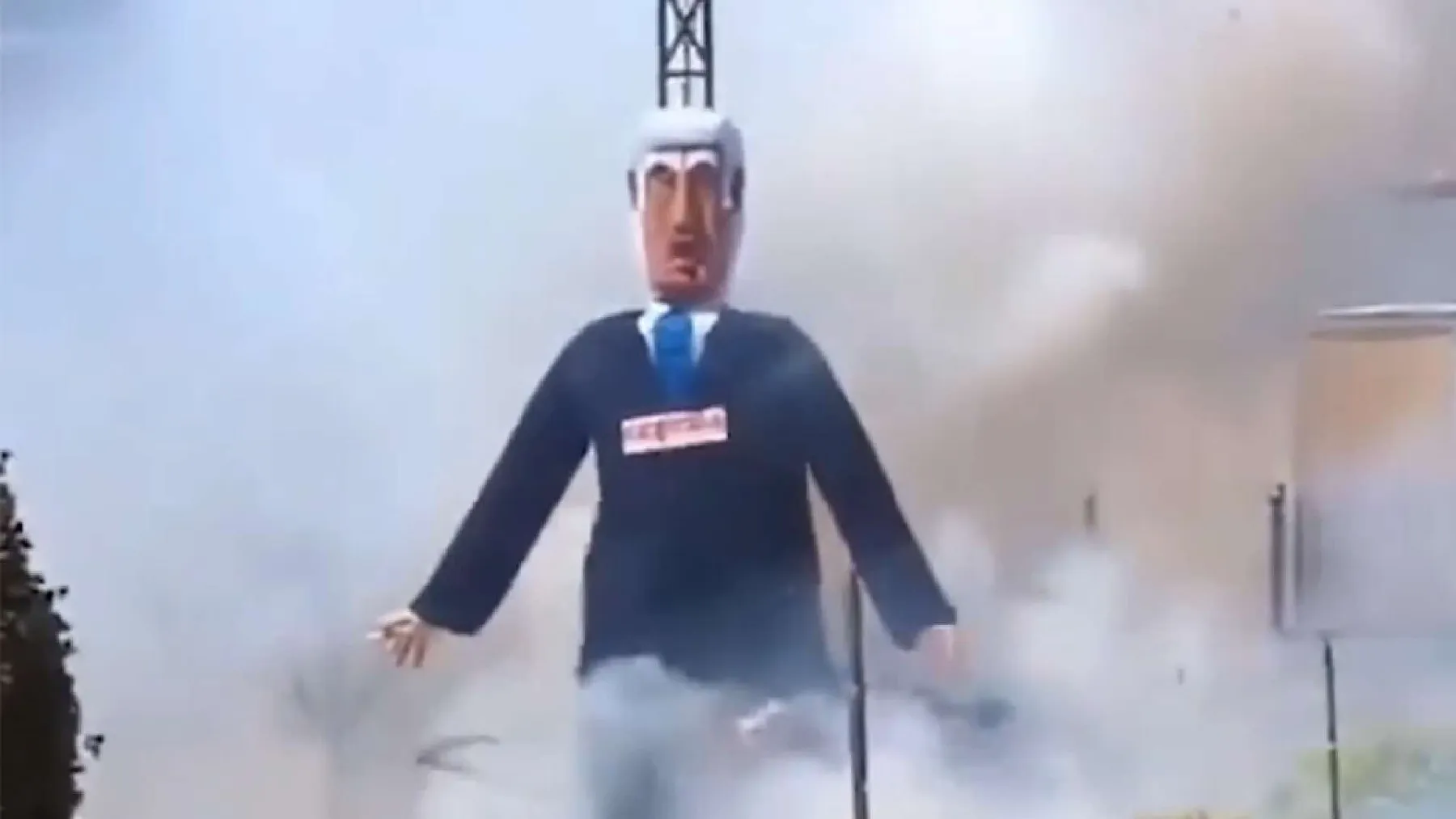 İspanya'da Netanyahu kuklası yakıldı