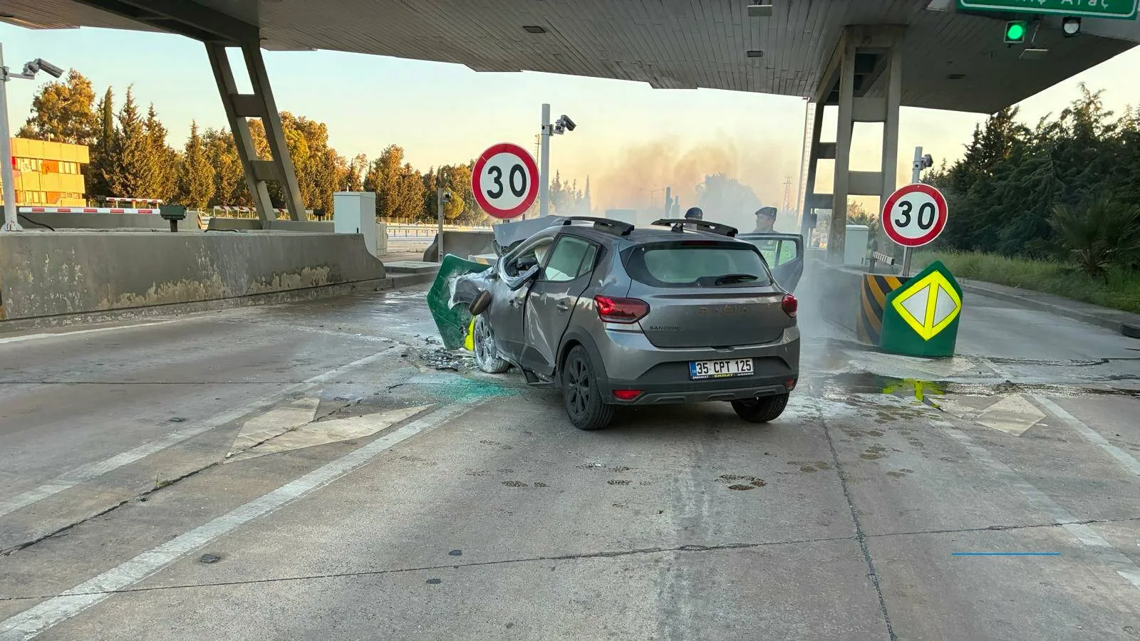 İzmir'de bariyerlere çarparak alev alan otomobilin sürücüsü hayatını kaybetti