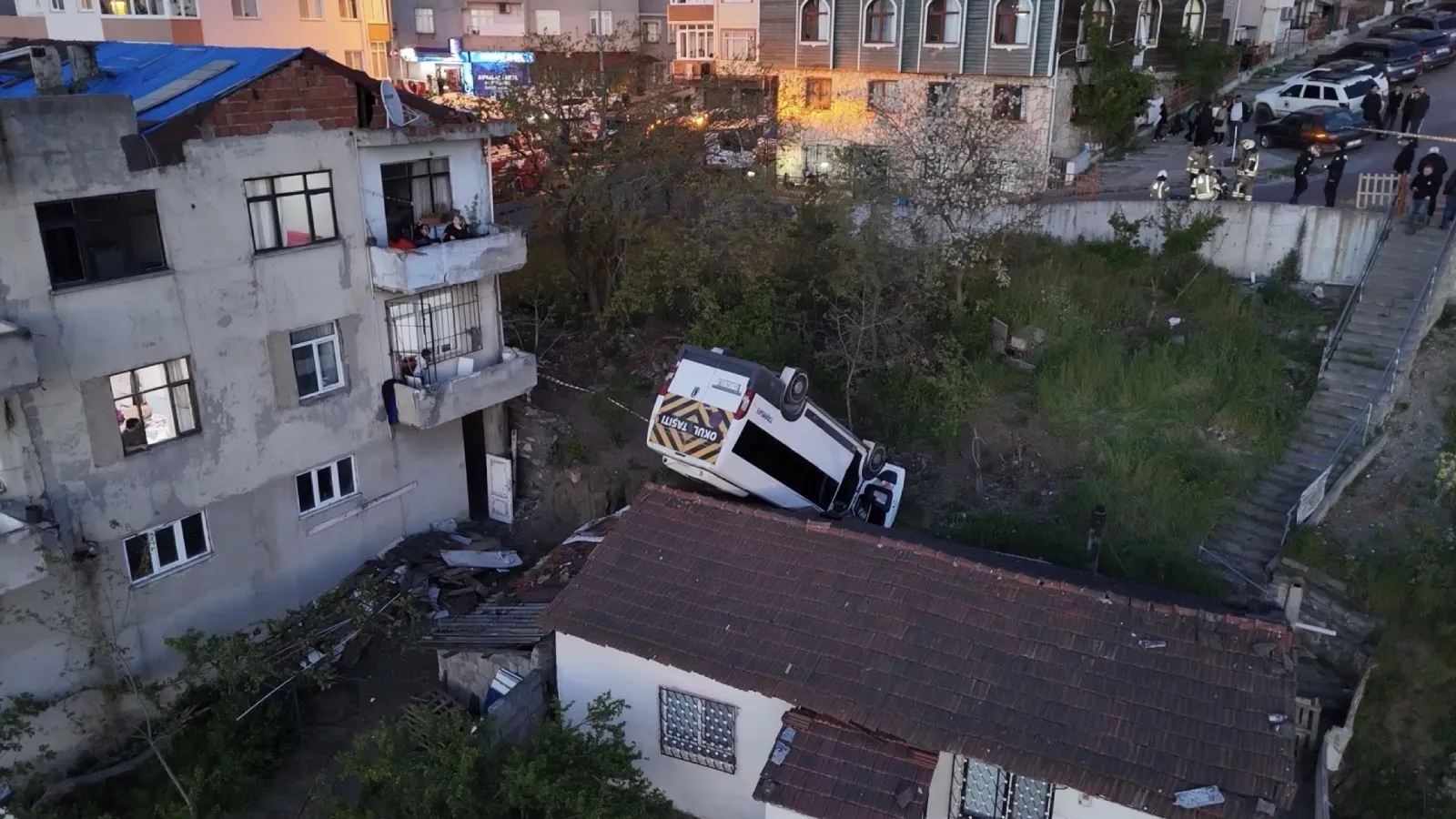 Okul servisi kaza yaptı, evin çatısına uçtu: Şoför hayatını kaybetti