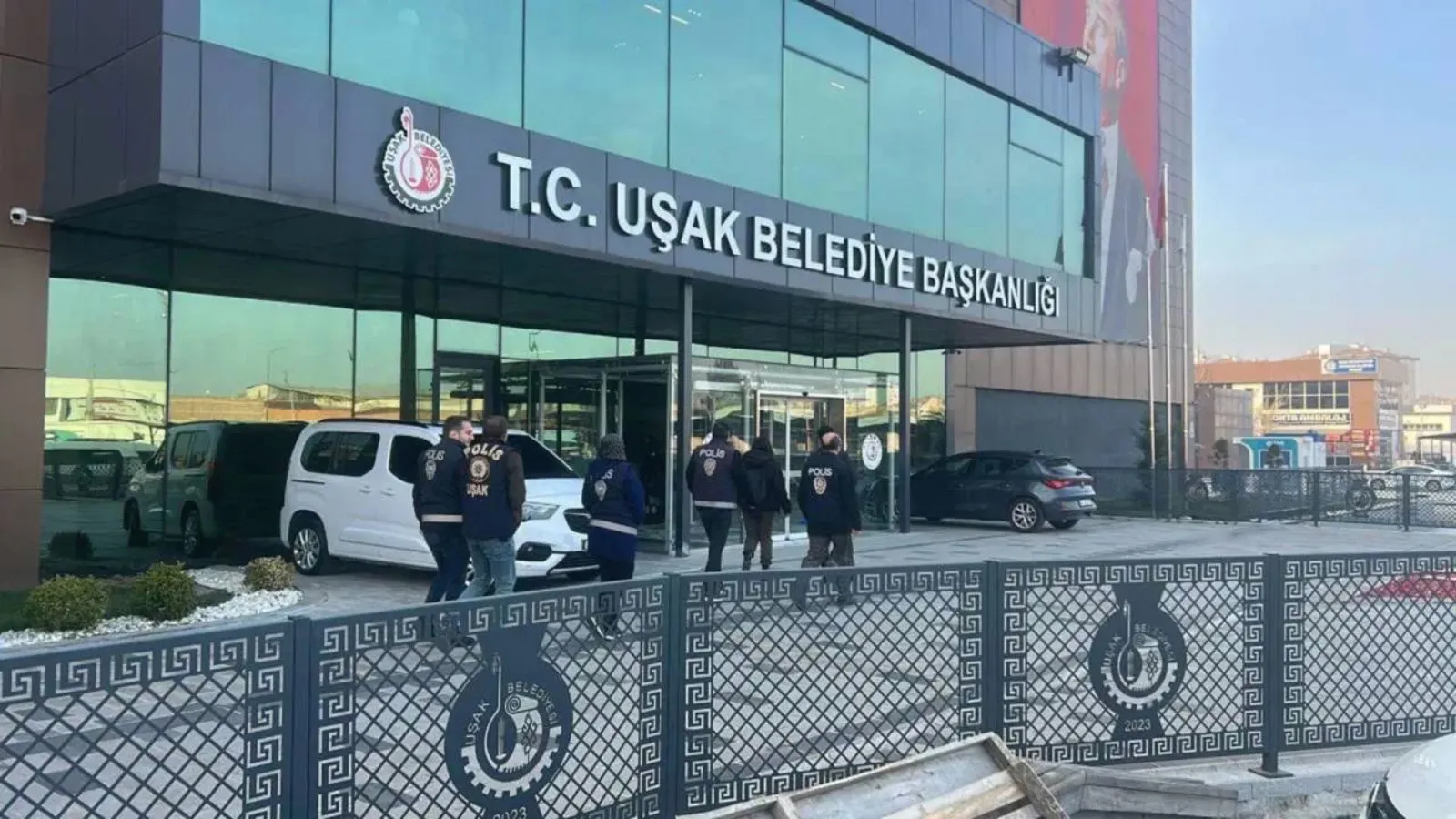 Uşak Belediyesi'ne ikinci dalga operasyon: CHP İl Başkanı Celalettin Çoban dahil 25 kişi gözaltında; ekipler, adreslerde arama yapıyor