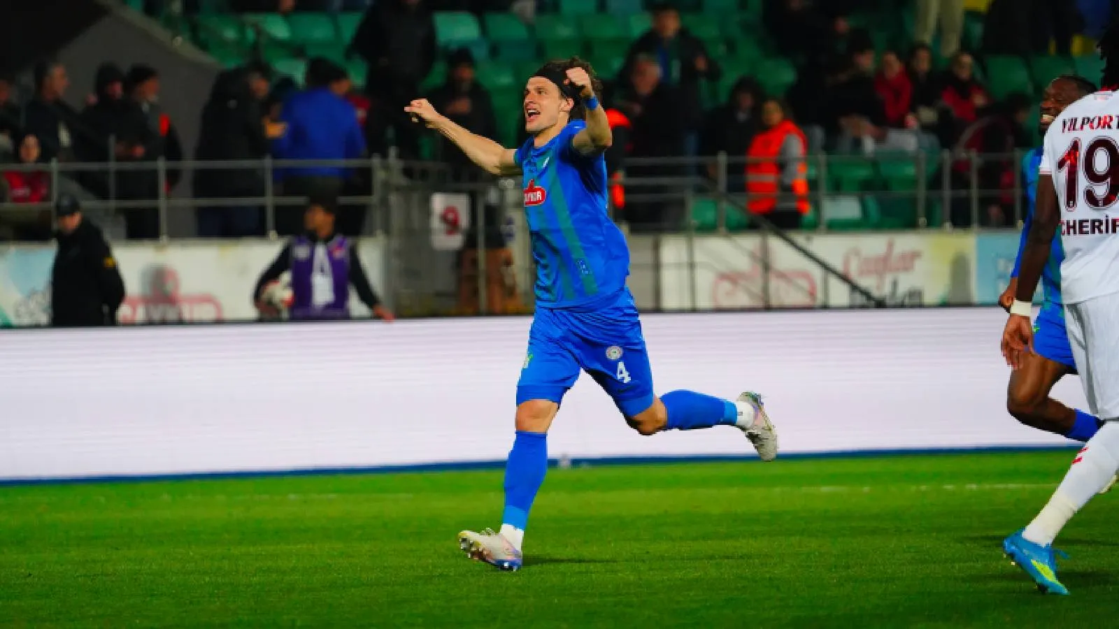 Çaykur Rizespor, erteleme maçında Samsunspor'u 4-1 mağlup etti