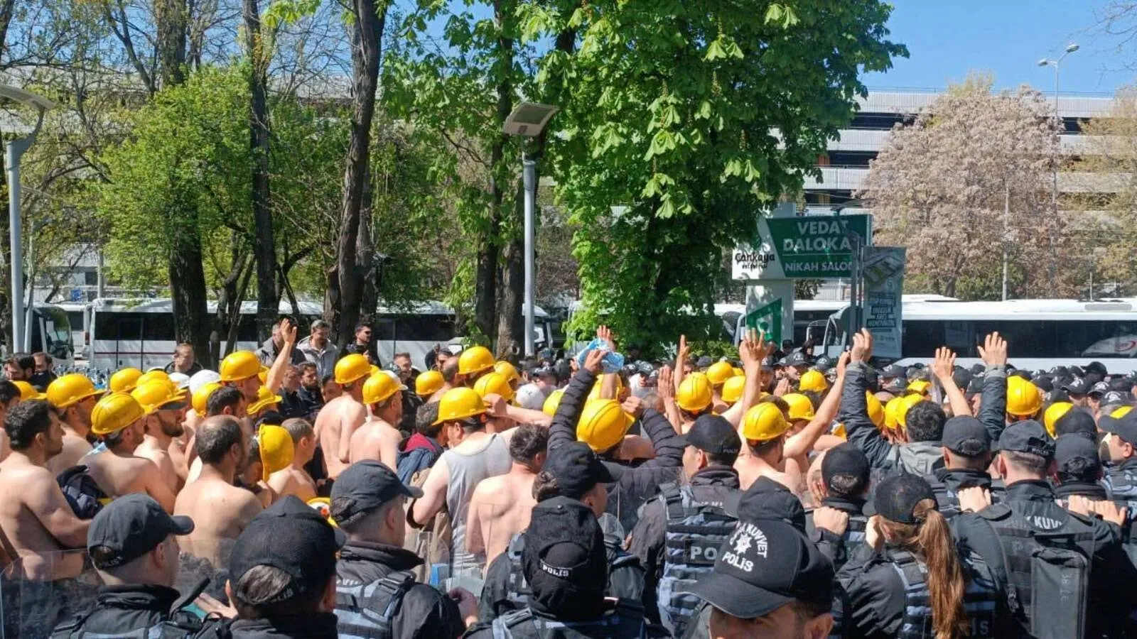 Gökay Çakır ve Başaran Aksu serbest bırakıldı

8 gündür açlık grevinde olan madenciler tüm Ankaralıları Yıldızlar Holding'in önüne çağırdı: 

Bizi bir avuç insana köle yaptılar!