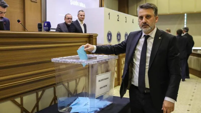 Karar yazarı Beki: Sandık sonuçları sandıksız terse dönerken AK Parti bir milli irade zaferinden ötekine koşuyor!