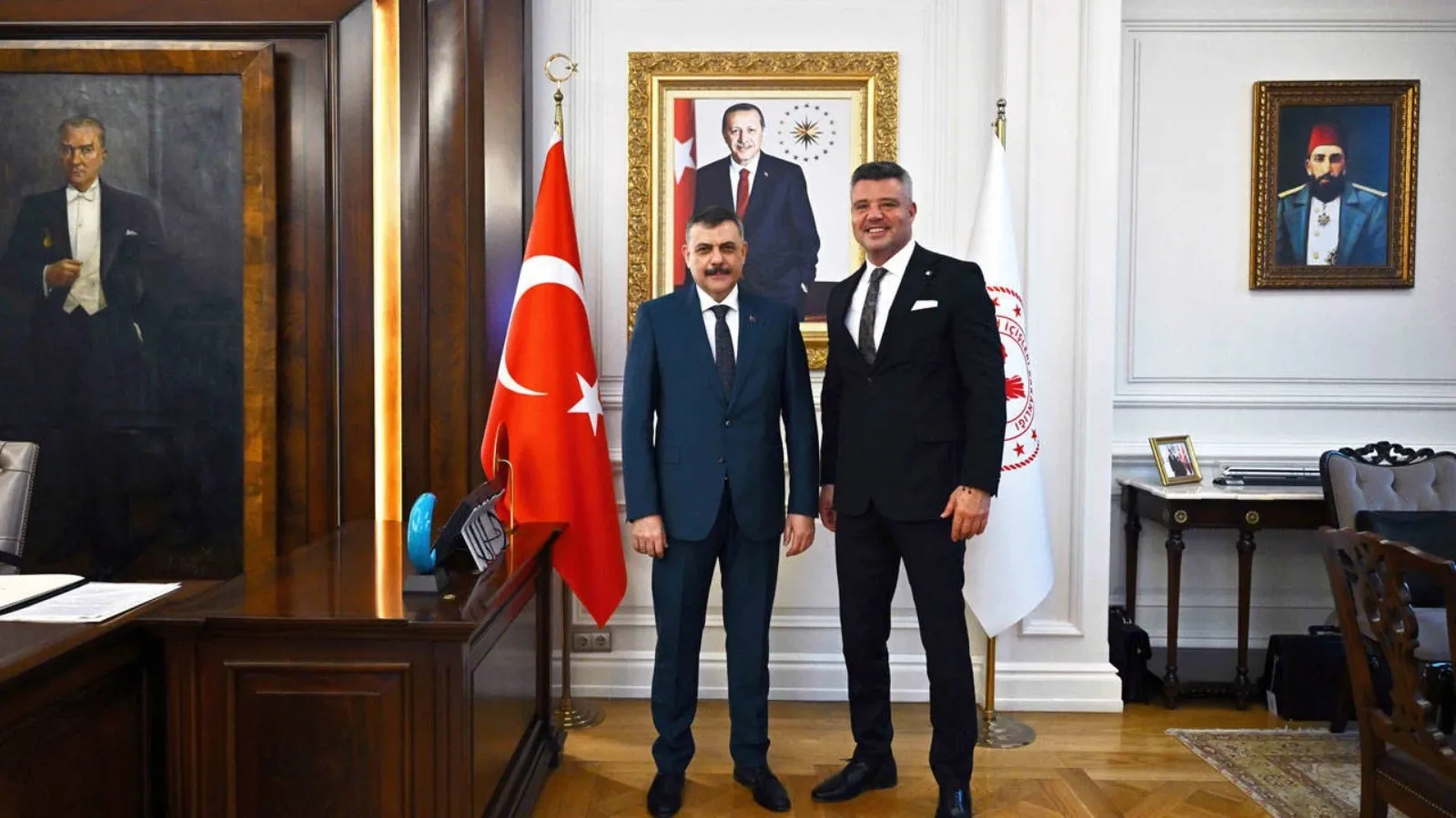Erdoğan'a benzetmesiyle gündem olmuştu: Bakan Çiftçi odasına 2.Abdülhamid'in tablosunu astı