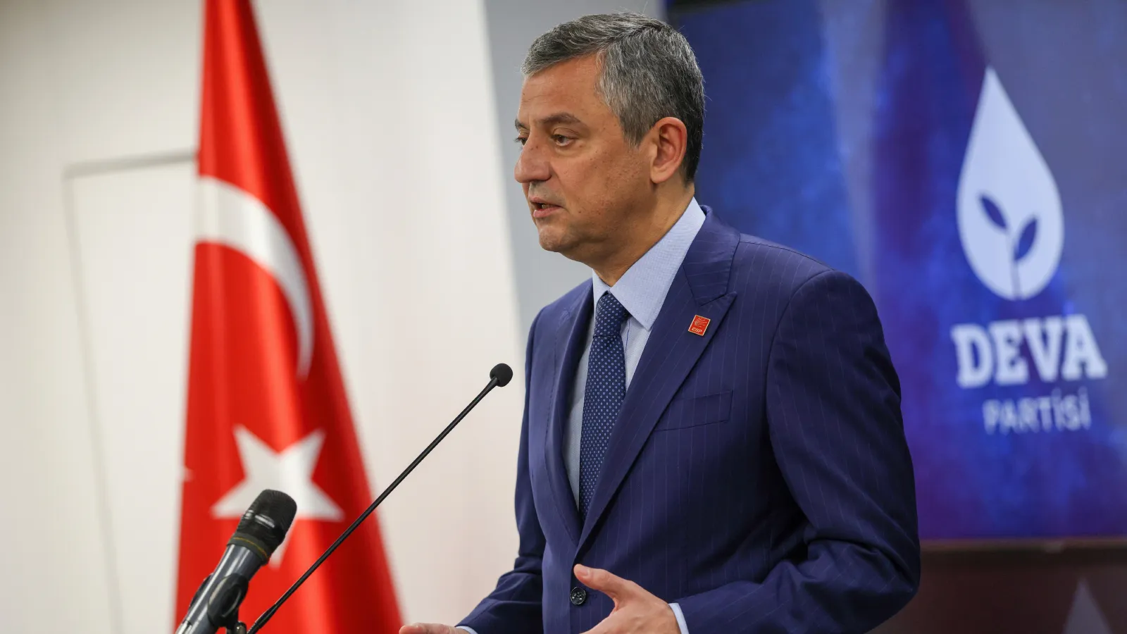 Özgür Özel'den Bakan Şimşek'e: Mazeret enflasyonu var, 'savaşflasyon' diye icat çıkardılar; savaşa en hazırlıksız yakalanan ekonomilerden biri biziz!