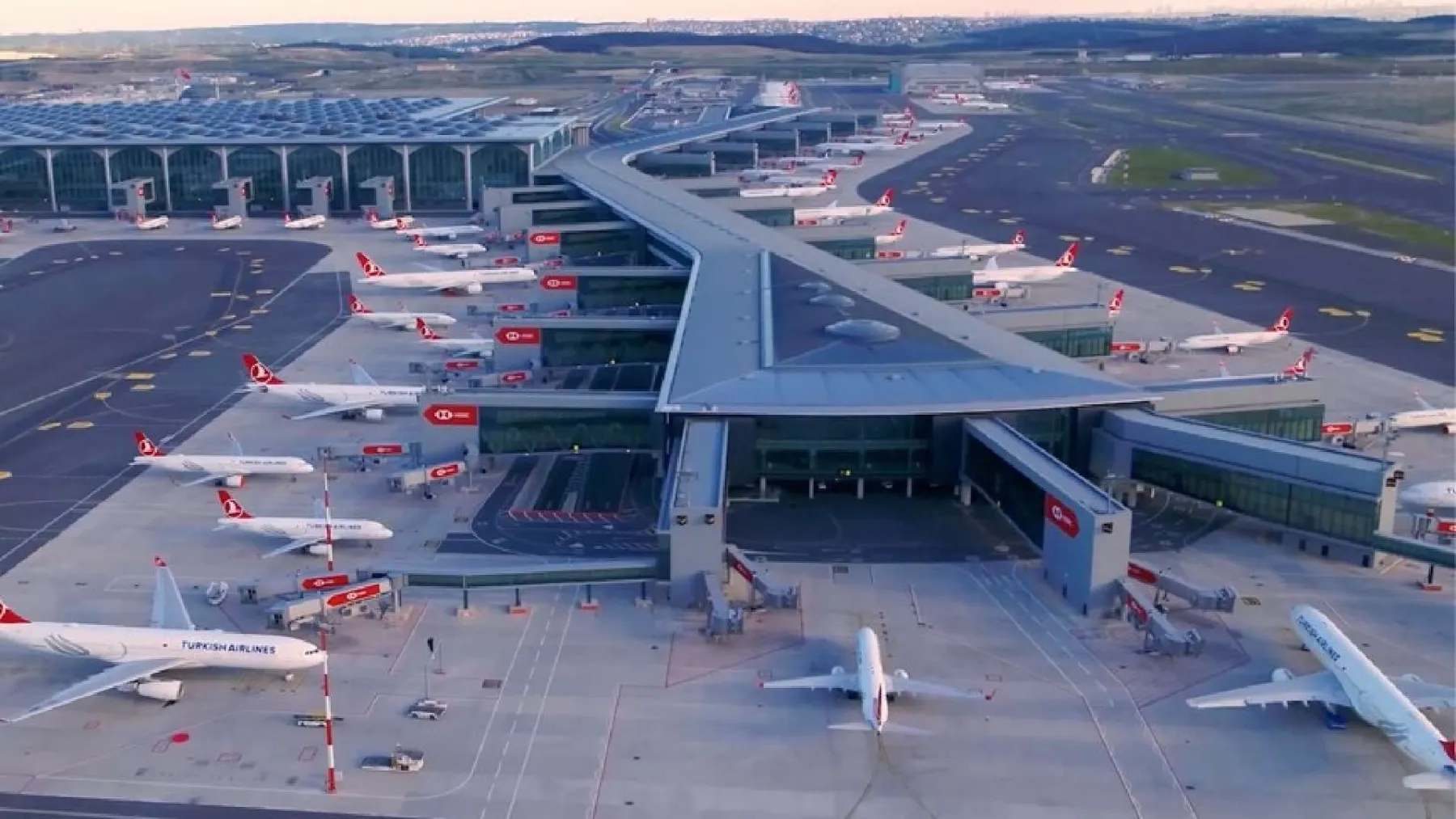 Bakan Uraloğlu açıkladı: Havalimanlarındaki yıllık yolcu kapasitesi 397 milyonu aşarak 26 AB ülkesinin nüfusunu geçti!