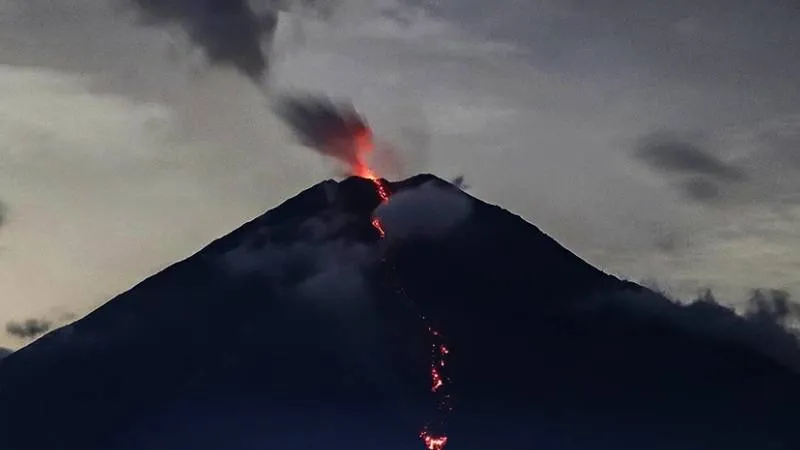 Semeru Yanardağı dört kez patladı; küllerini 1000 metre yükseğe püskürttü!