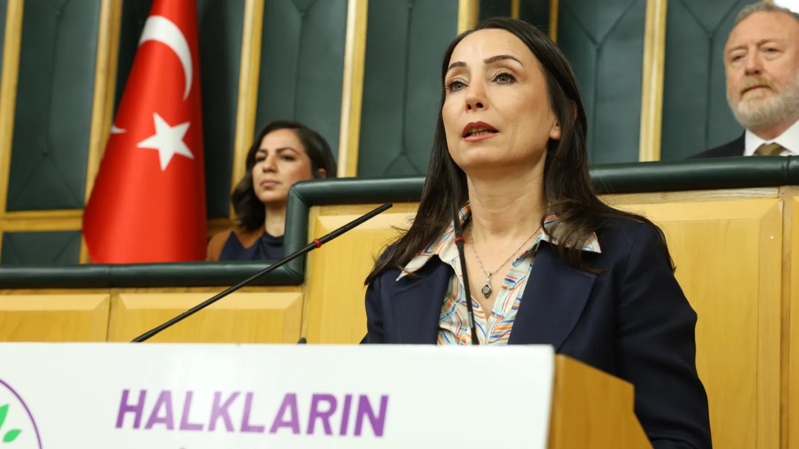 #CANLI | DEM Parti TBMM grup toplantısı 

 Tülay Hatimoğulları: Sendikal faaliyet, işçinin, emekçinin hakkını savunmak suç değildir. Hak arama mücadelesi yargı eliyle bastırılamaz. Mehmet Türkmen, acilen serbest bırakılmalıdır