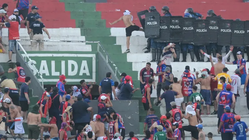 Paraguay Ligi'nde olaylı derbi; 6 polis ağır yaralı