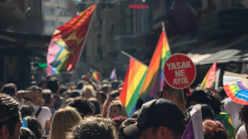 Genç LGBTİ+ Derneği davasının duruşmasında LGBTİQ+ bayrağı açıldı: Burada yargılanan eylemlerden ziyade varoluşumuz!