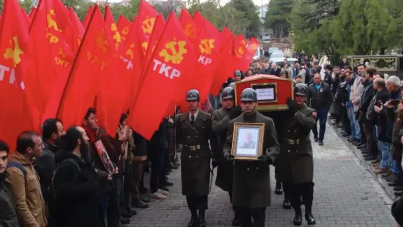Kızıl atkı ve kalpak, kızıl bayrak ve bayrak: Yalçın Küçük