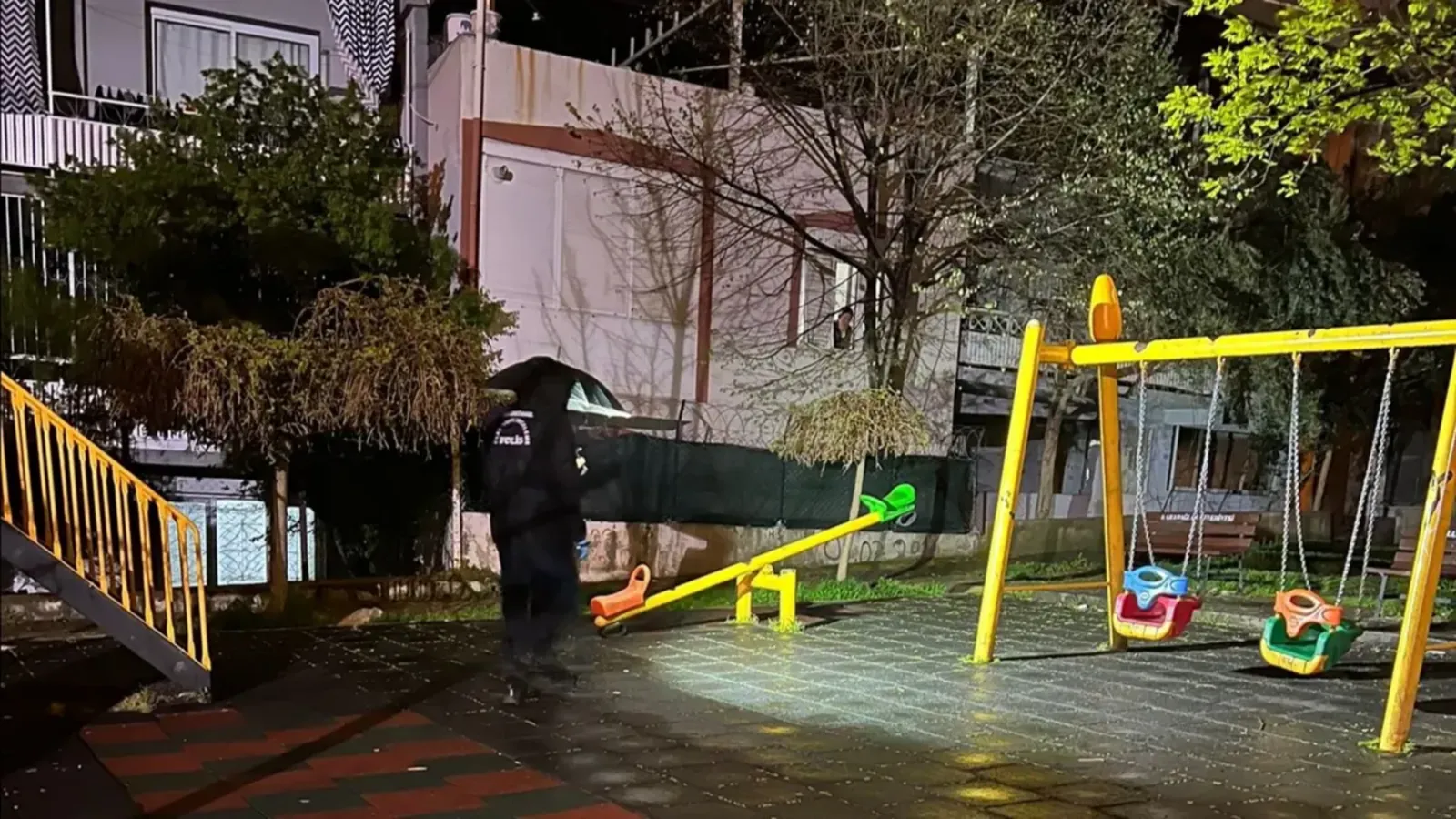 Parkta bıçaklı dehşet: 2 yaşındaki çocuk boğazından yaralandı!