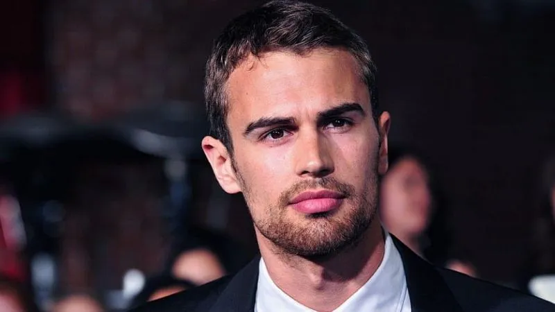 Oyuncu Theo James toksik erkekliği eleştirdi: Bir oğul sahibi olmak korkunç
