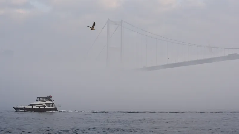 İstabul'da yoğun sis: Trafikte görüş mesafesi düştü; boğazda gemi trafiği askıya alındı