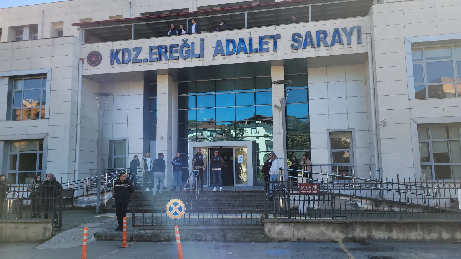 Mahkemede tutuklama kararı çıktı, adliyenin 2. katından atladı