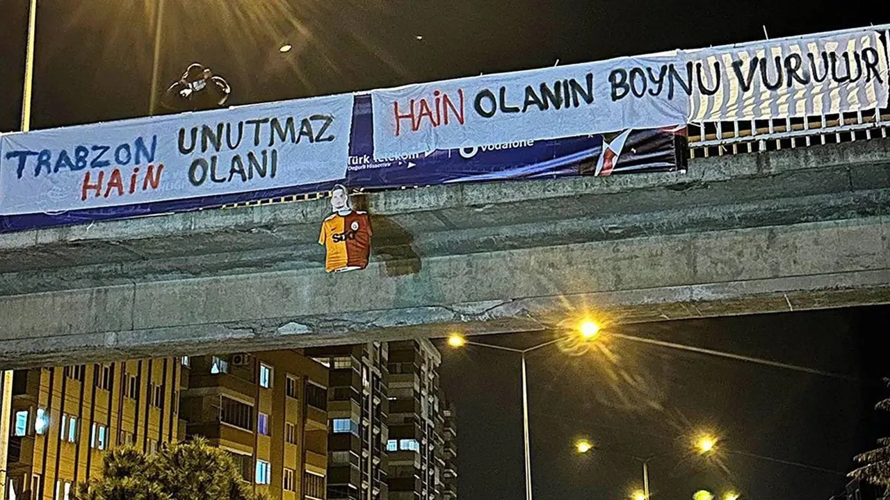 Derbi öncesi tansiyonun yükseldiği Trabzon’da Uğurcan Çakır'a maketli protesto!