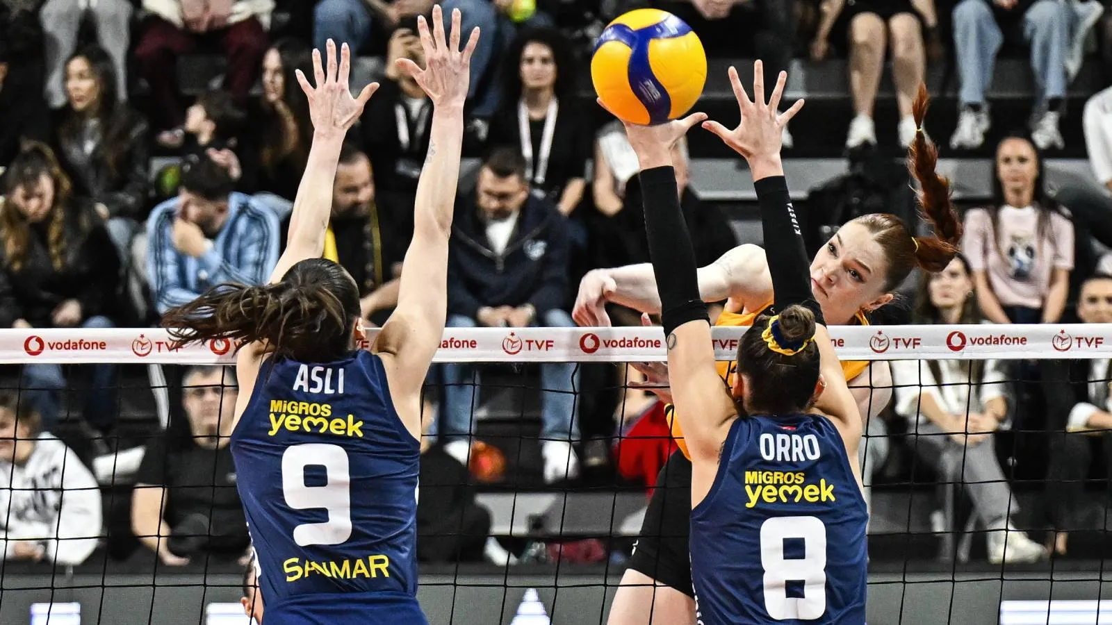 Fenerbahçe Medicana, VakıfBank'ı engelini aştı; seriye dengeyi getirdi